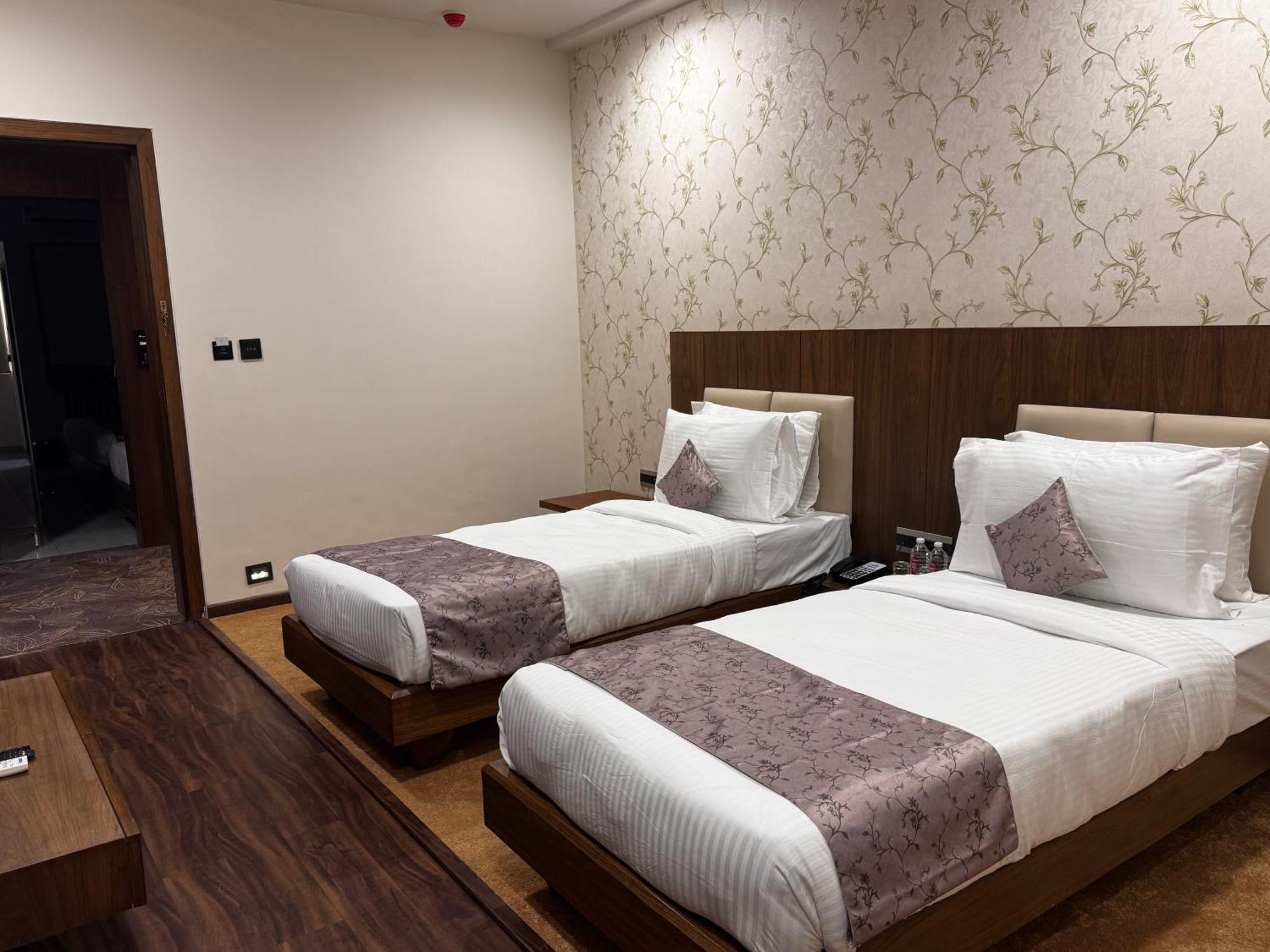 Pam Premium Hotel Vadodara Exterior foto