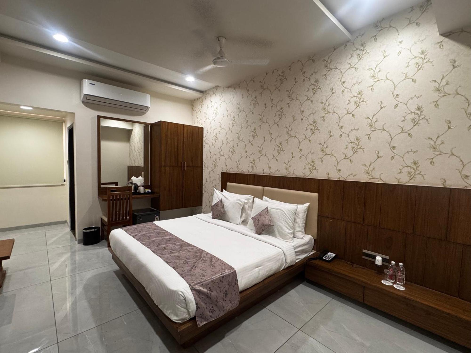 Pam Premium Hotel Vadodara Exterior foto