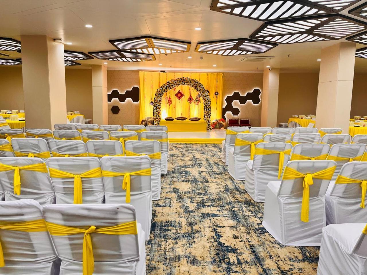 Pam Premium Hotel Vadodara Exterior foto