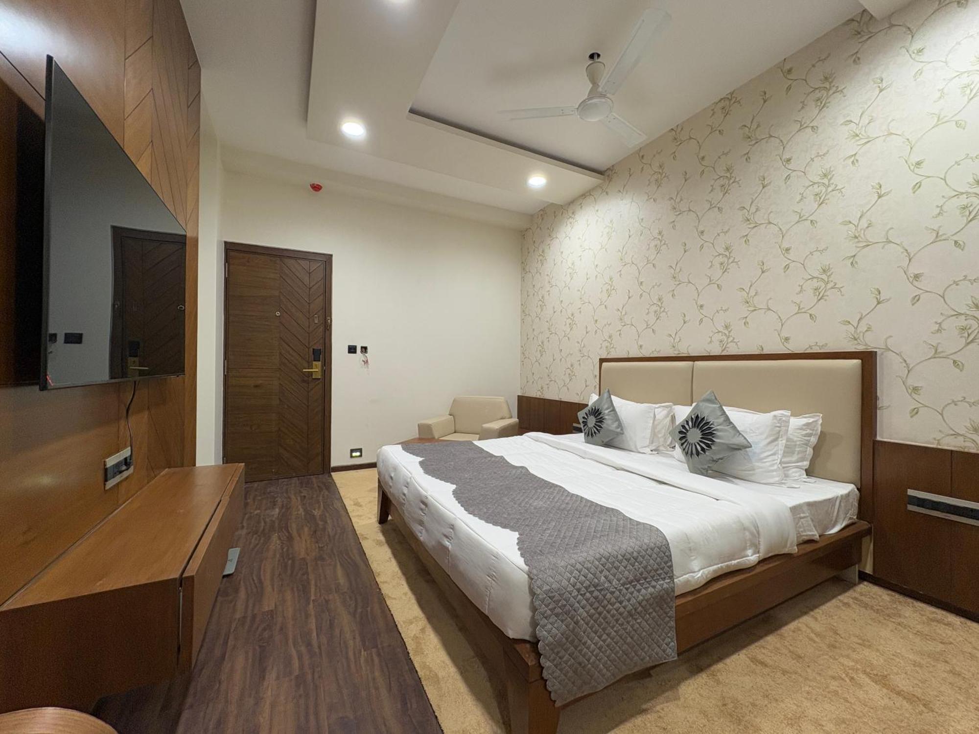 Pam Premium Hotel Vadodara Exterior foto