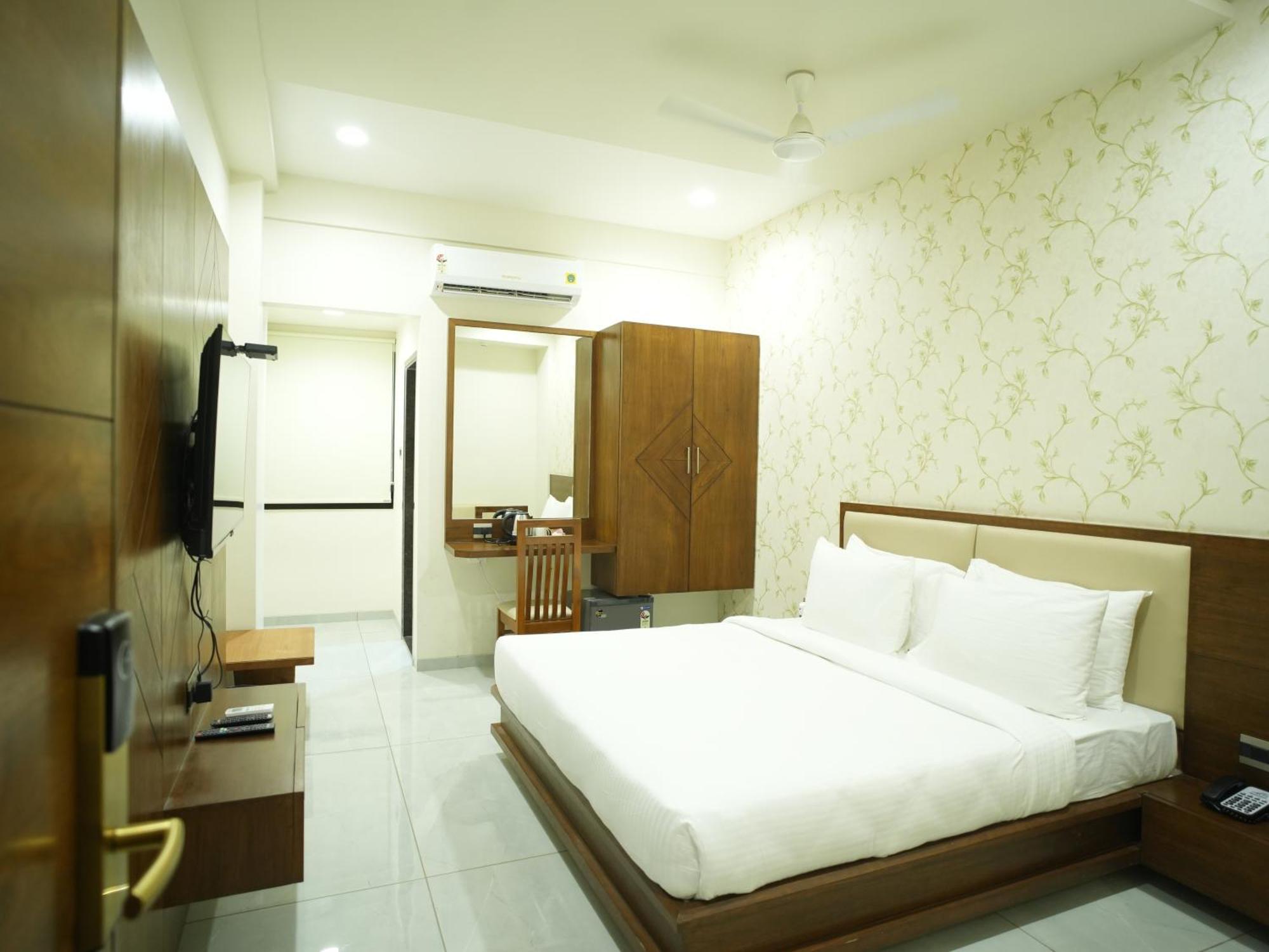 Pam Premium Hotel Vadodara Exterior foto