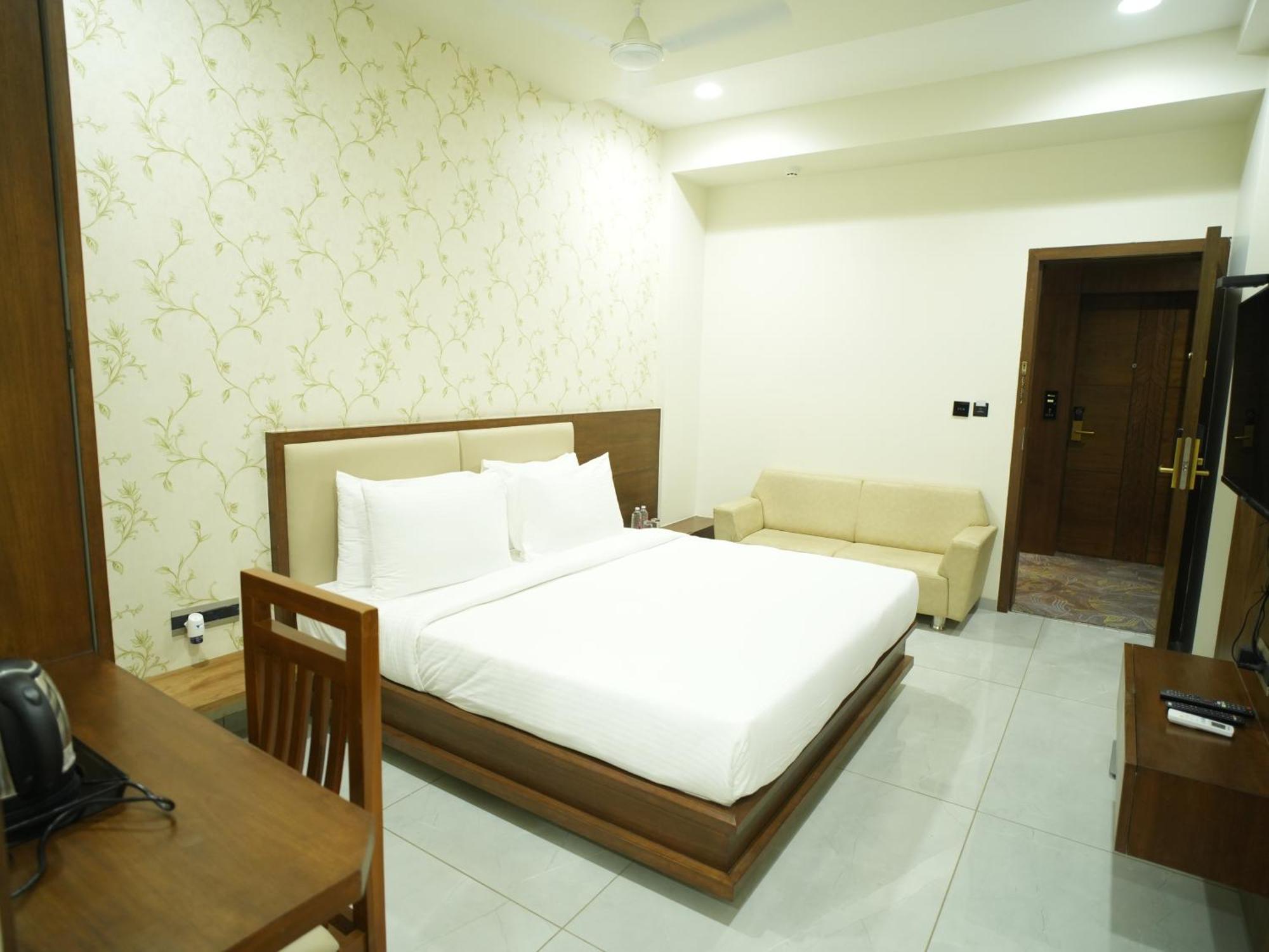 Pam Premium Hotel Vadodara Exterior foto