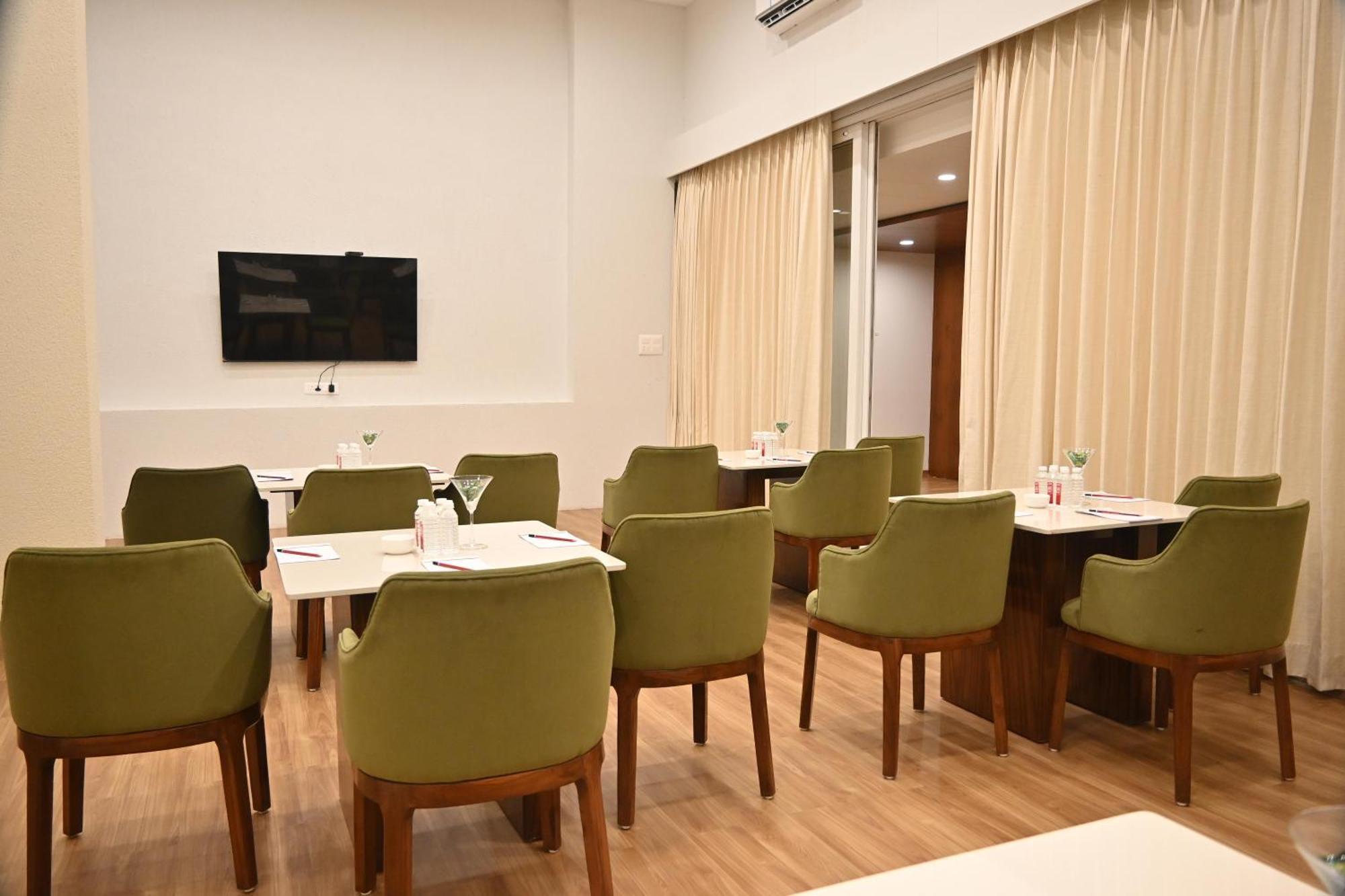 Pam Premium Hotel Vadodara Exterior foto